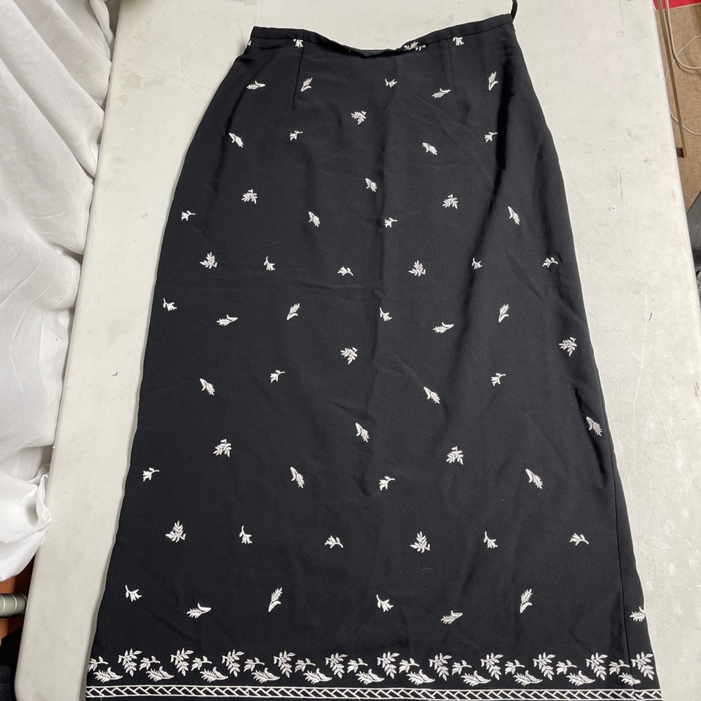 Women's Petite Medium "COLDWATER CREEK" Black Stretchy Full Skirt